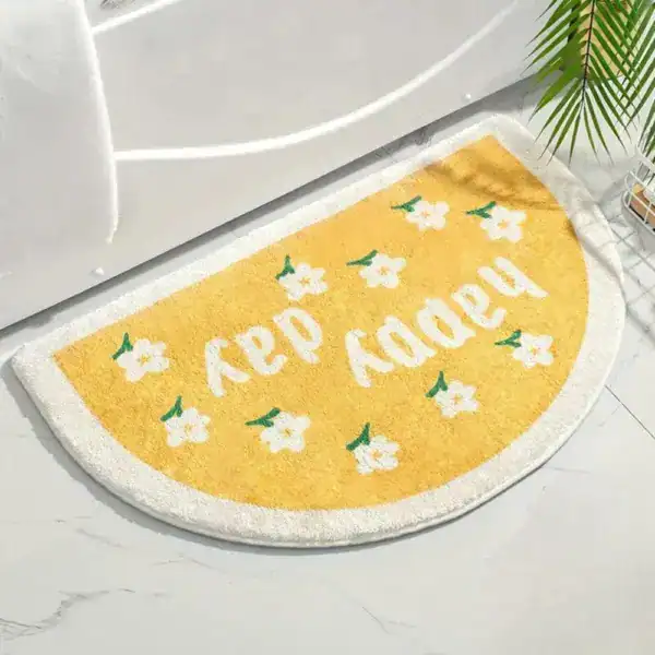 Gul badrumsmatta med texten 'Happy Day' och vita blommor, halvmåneformad, för badrummet.