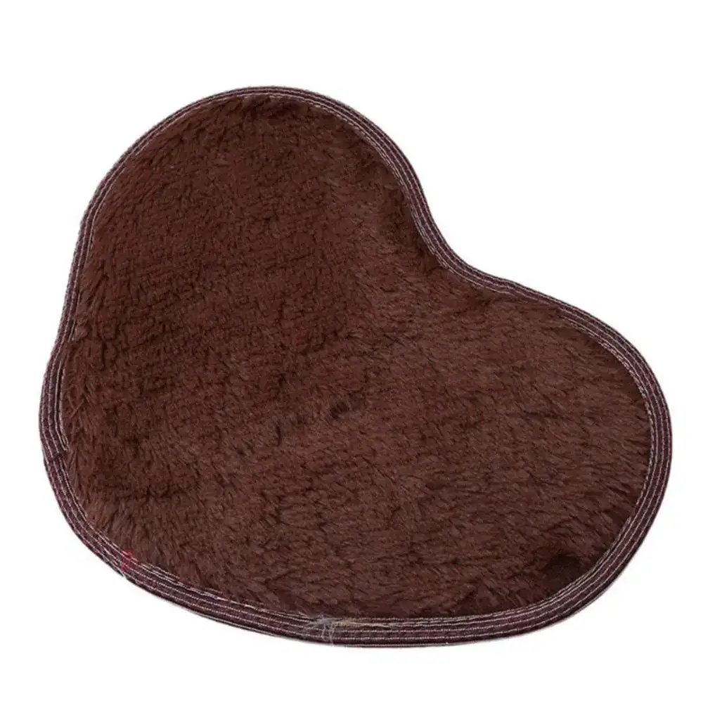 Badrumsmatta hjärta i mörkbrun färg, mjuk och fluffig textil med kontrastnära sömmar.