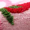 Badrumsmatta Jordgubbar, rosa matta med röd jordgubbe och gröna blad i textil.