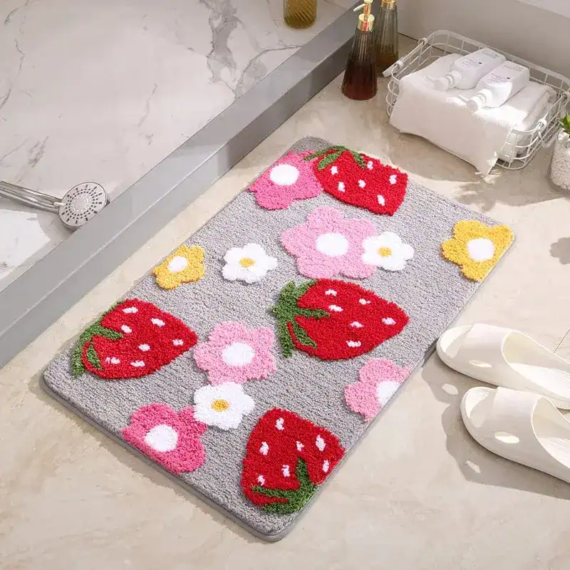 Badrumsmatta Jordgubbar med röda jordgubbar och blommor på grå bakgrund, idealisk för badrum.