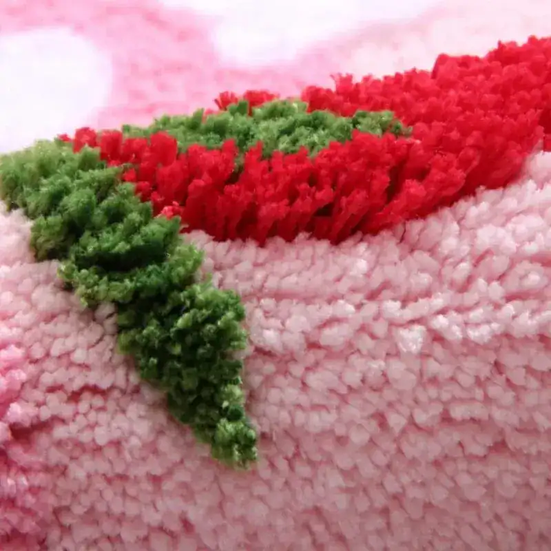 Badrumsmatta Jordgubbar, rosa matta med röd jordgubbe och gröna blad i textil.