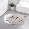 Kattformad badrumsmatta i grått och vitt, mjuk och mjuk, lämplig för badrummet.