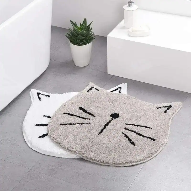 Kattformad badrumsmatta i grått och vitt, mjuk och mjuk, lämplig för badrummet.