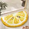 Badrumsmatta Kiwi i form av citronskiva, gul och vit, med mjuk textil och rundad form.