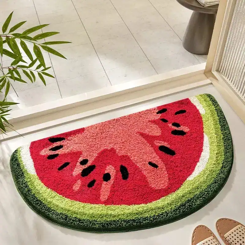 Badrumsmatta Kiwi i form av vattenmelon, röd och grön, för badrummet.