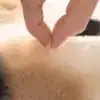 Badrumsmatta med mjuk, fluffig textur – närbild på hand som trycker på ytan.