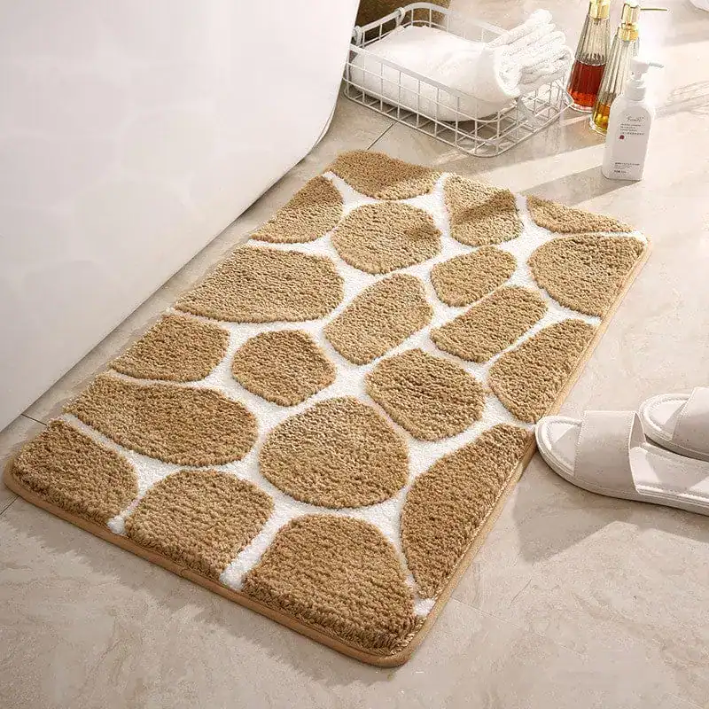 Badrumsmatta Kullersten, beige och vit, mjuk textil, badrumsmatta med stenmönster.
