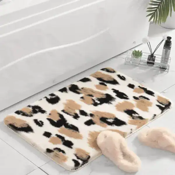 Badrumsmatta Leopard mönster, mjuk pälsliknande textur, beige och svart, badrumsmatta.
