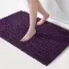 Lila badrumsmatta med mjuk, fluffig textur – perfekt för badrummet.