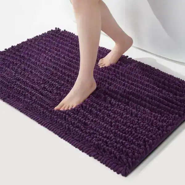 Lila badrumsmatta med mjuk, fluffig textur – perfekt för badrummet.