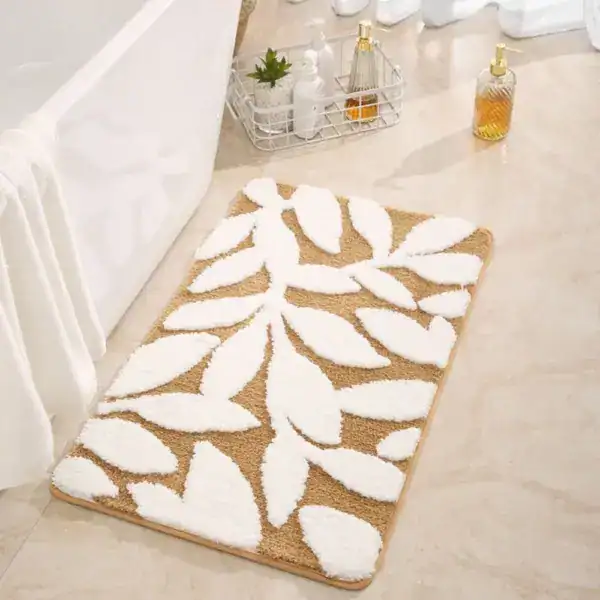 Badrumsmatta Löv Beige med vit bladmotiv, mjuk och vacker för badrummet.