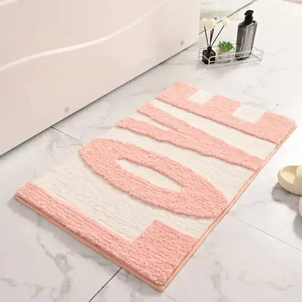 Badrumsmatta Love Rosa, mjuk rosa och vit matta med text, badrumsmatta för badkar.