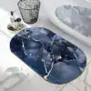 Badrumsmatta marmor oval blå med guld detaljer, badrumsmatta med marmormönster.