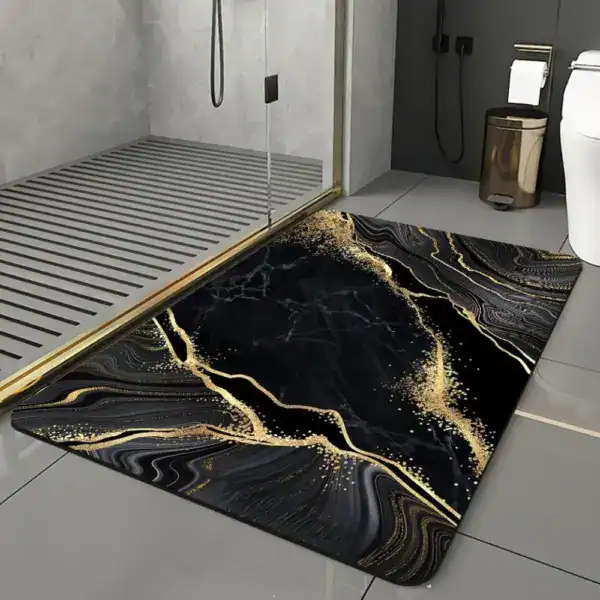 Badrumsmatta marmor svart guld, elegant badrumsmatta med guld detaljer och marmormönster.