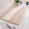 Badrumsmatta med marmormönster i svart och beige, lämplig för badrum med vit kakel.