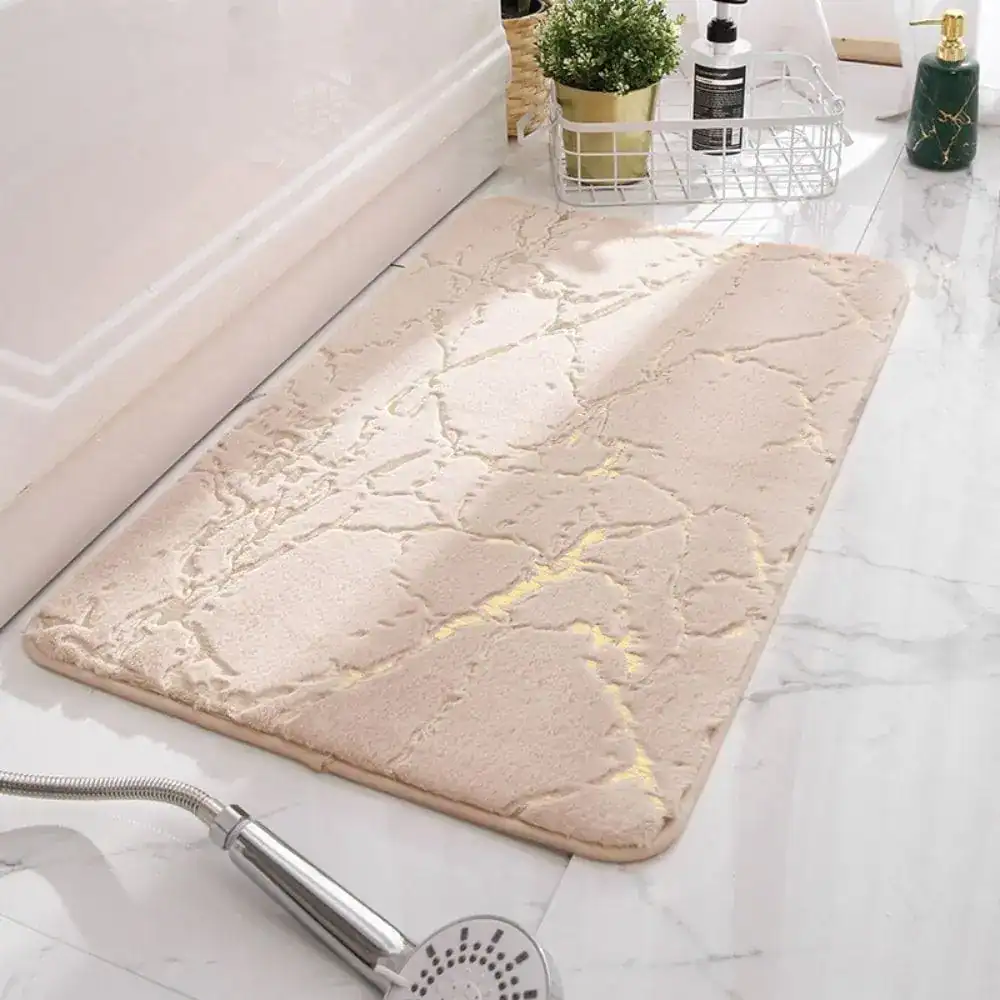 Badrumsmatta med marmormönster i svart och beige, lämplig för badrum med vit kakel.