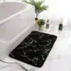 Badrumsmatta med marmormönster i svart och guld, idealisk för badrum med stil och modern design.