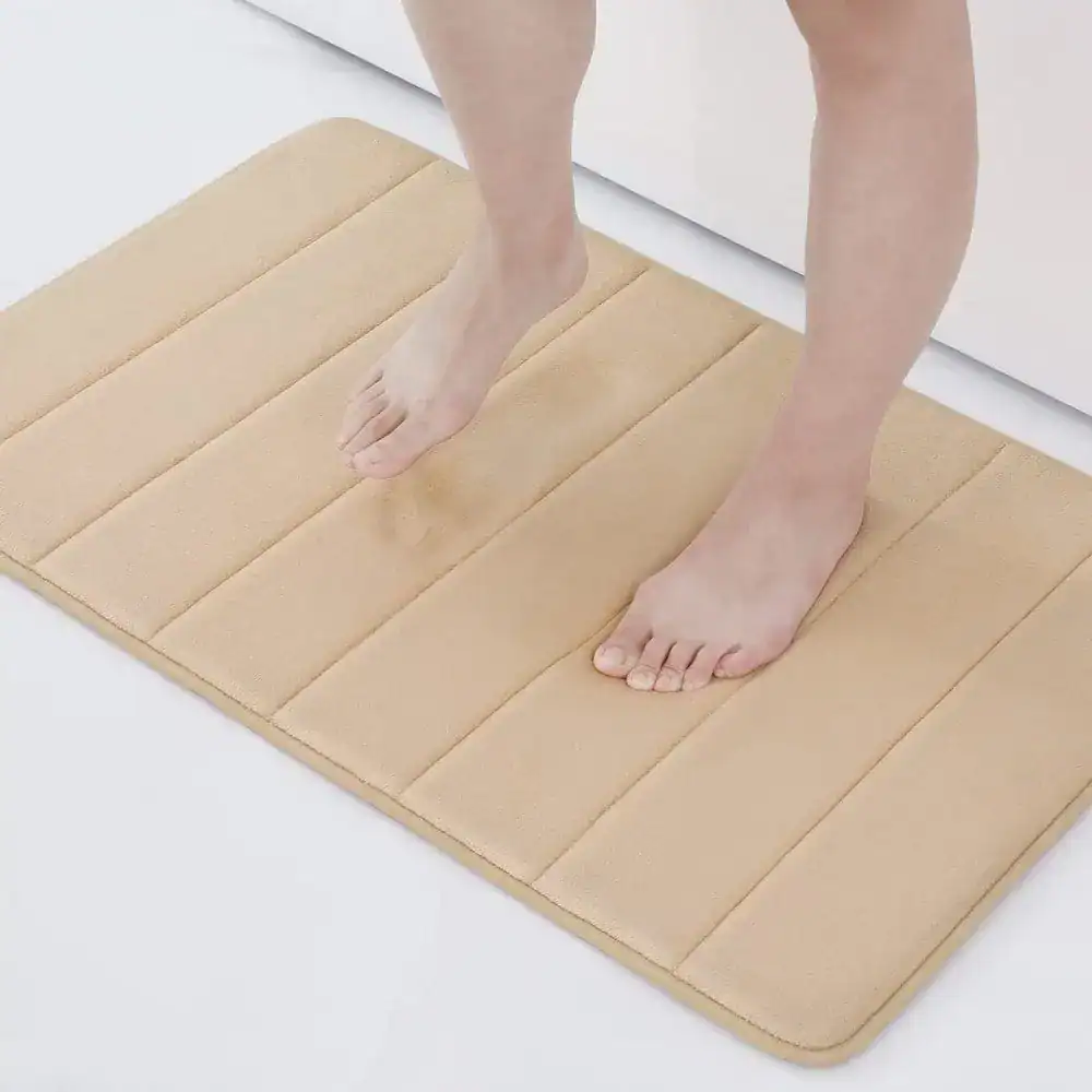 Badrumsmatta Memoryskum Grå, mjuk och ergonomiskt formad för bästa stöd och bekvämlighet i badrummet.