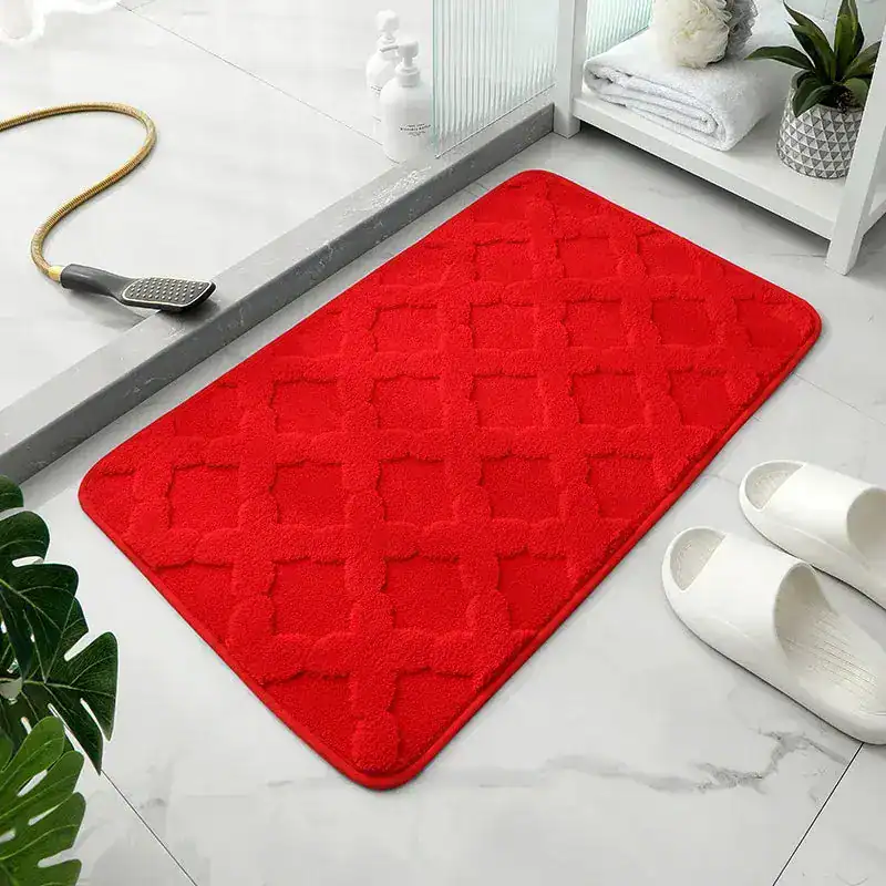 Röd mikrofiber badrumsmatta med rutig textur, idealisk för badrummet.