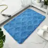 Blå mikrofiber badrumsmatta med rutig textur, idealisk för badrummet.