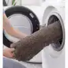 Mörkbrun badrumsmatta i mjuk fluffig textil, lätt att rengöra och tvätta i tvättmaskin.