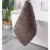Mörkbrun badrumsmatta med fluffig textur, idealisk för badrummet med vatten och skötsel.