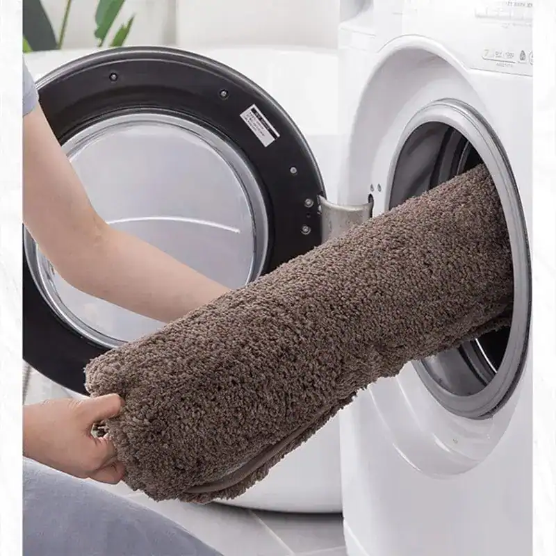 Mörkbrun badrumsmatta i mjuk fluffig textil, lätt att rengöra och tvätta i tvättmaskin.