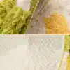 Badrumsmatta Mossa Blommor, vit med gröna och gula blommor, textil och fransar.