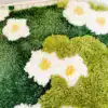 Badrumsmatta Mossa Blommor, grön och vit blomstermatta med hög päls och gula centrum.