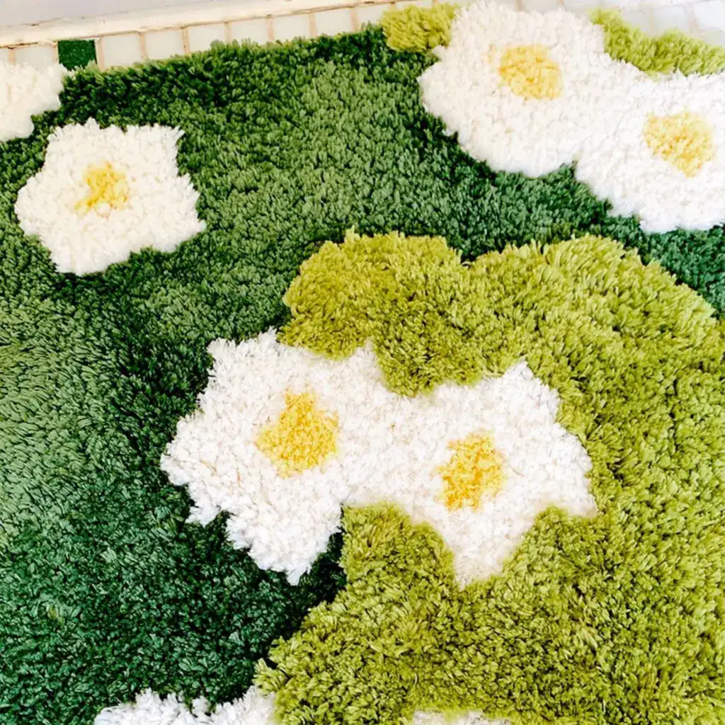 Badrumsmatta Mossa Blommor, grön och vit blomstermatta med hög päls och gula centrum.