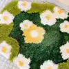 Badrumsmatta Mossa Blommor, grön och vit blomstermatta med gula centrum, mjuk och vacker för badrummet.
