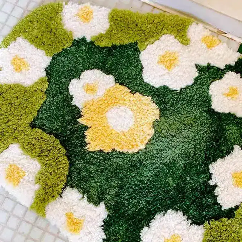 Badrumsmatta Mossa Blommor, grön och vit blomstermatta med gula centrum, mjuk och vacker för badrummet.