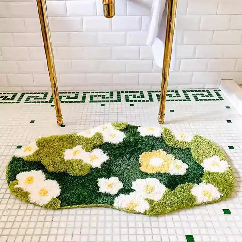 Badrumsmatta Mossa Blommor, grön med vita och gula blommor, mjuk och dekorativ för badrum.