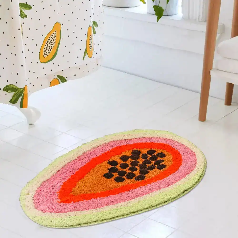 Badrumsmatta i form av papaya, färgglad och mjuk, passar perfekt i badrummet.