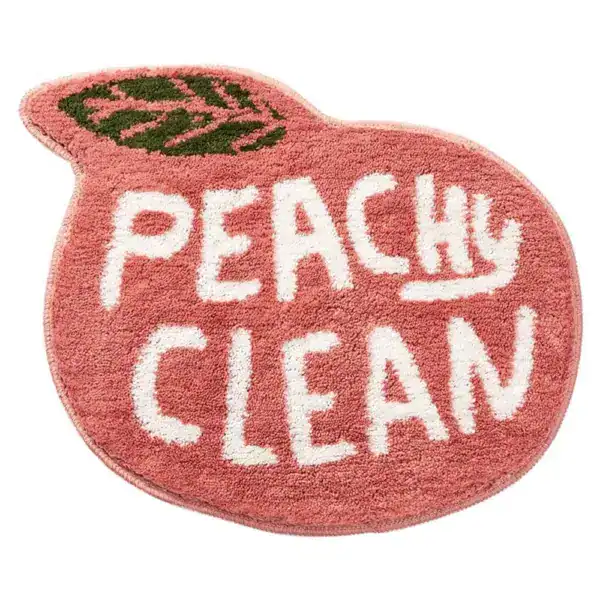 Badrumsmatta Peachy Clean i rosa, form som päron med text, mjuk och färgstark för badrum.