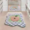 Badrumsmatta Persika med prickig kant och päronmotiv i pastellfärgad design.