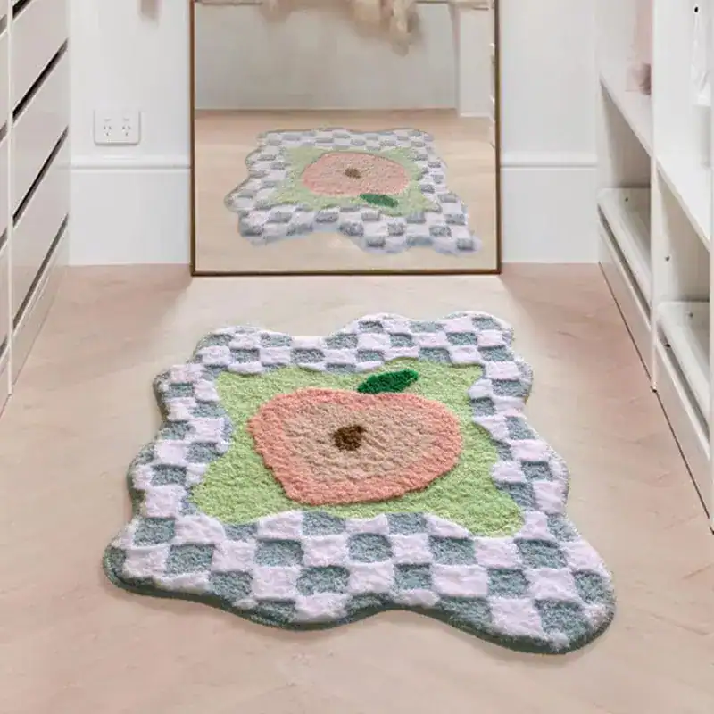 Badrumsmatta Persika med prickig kant och päronmotiv i pastellfärgad design.