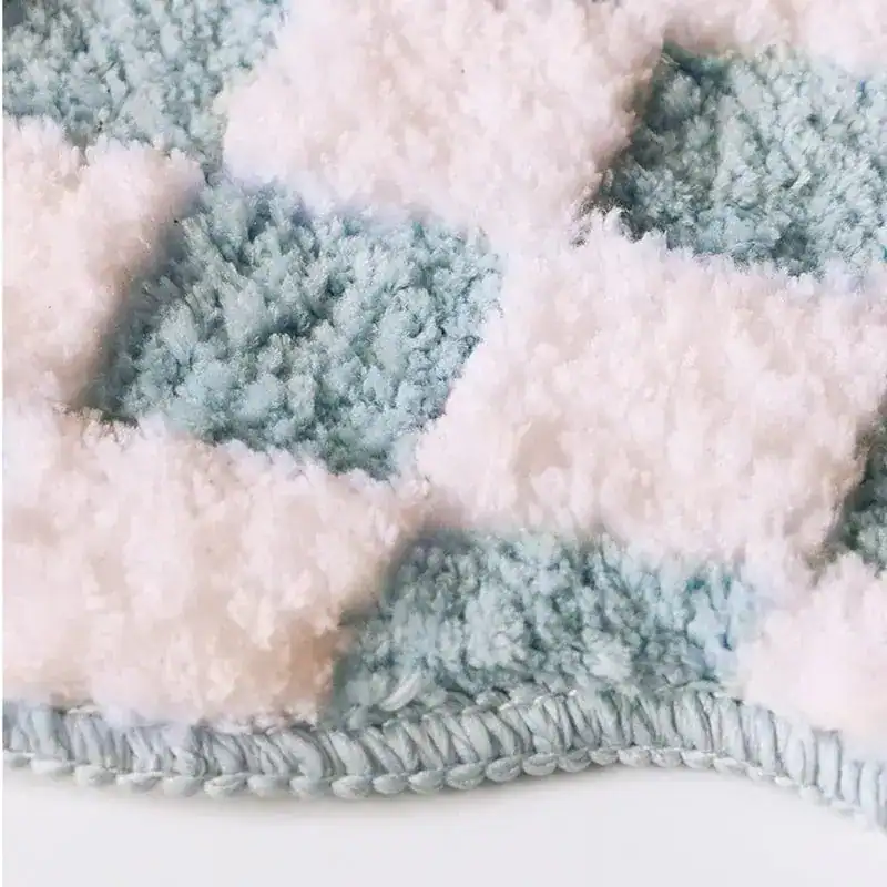 Badrumsmatta Persika, mjuk fluffig matta i pastellblå och persikafärg, idealisk för badrummet.