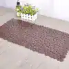 Badrumsmatta plast stenar, mörkbrun, texturerad yta, lämplig för badrum.