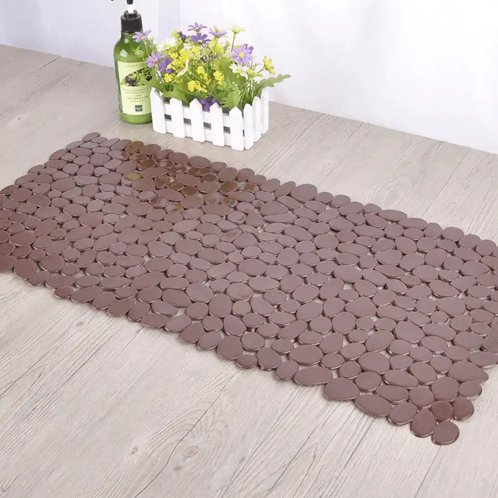 Badrumsmatta plast stenar, mörkbrun, texturerad yta, lämplig för badrum.