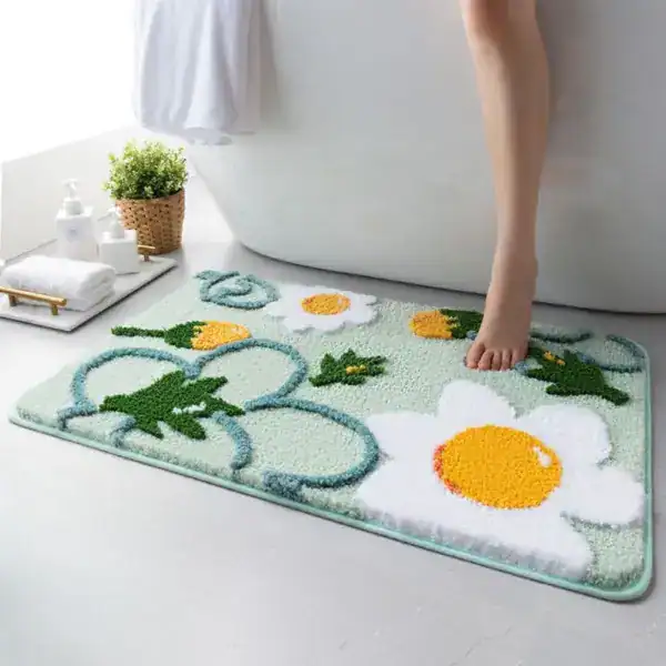 Grön badrumsmatta med blommig mönster och prästkragar, idealisk för badrummet.