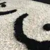 Badrumsmatta med rolig konst, svartvitt panda motiv, mjuk textil och kort päls.