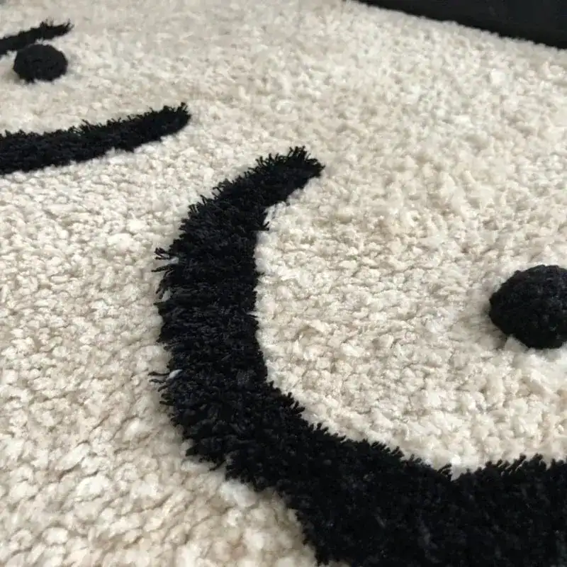 Badrumsmatta med rolig konst, svartvitt panda motiv, mjuk textil och kort päls.