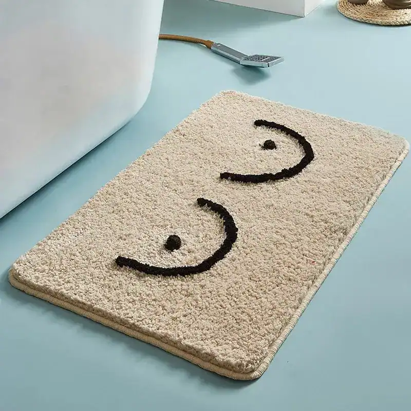Badrumsmatta med leende ansikte, beige och svart, mjuk och praktisk för badrummet.
