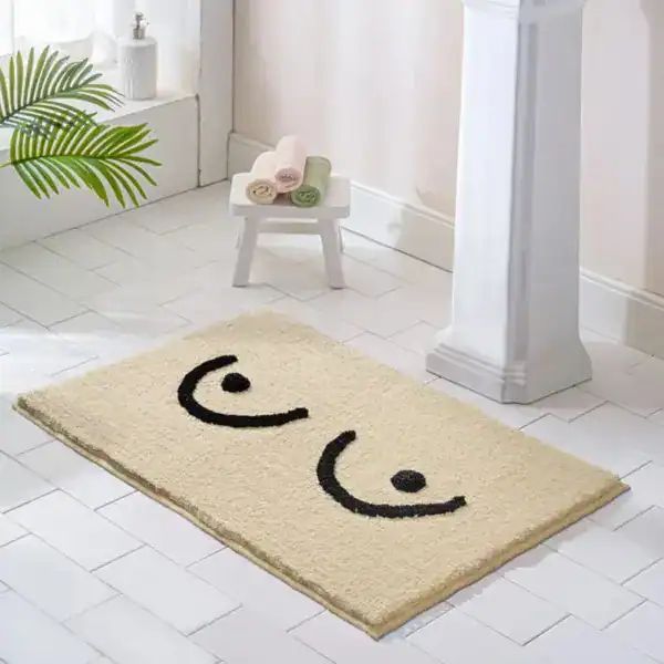 Badrumsmatta med leende ansikte, beige och svart, mjuk och rolig konst för badrum.