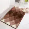 Badrumsmatta med rutigt mönster i olika nyanser av grått och beige, mjuk och vacker för badrummet.