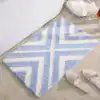 Badrumsmatta Sicksack Blå med geometriskt mönster, mjuk textil och vattenavstötande yta för badrummet.