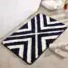 Badrumsmatta Sicksack Blå med svartvitt geometriskt mönster och mjuk fluffig yta.