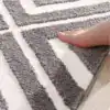 Badrumsmatta Sicksack Blå, grå och vit randig design, mjuk textil, fot trycker på mattan.