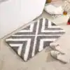 Badrumsmatta Sicksack Blå med grå och vit zigzagmönster, mjuk och vattentät för badrummet.